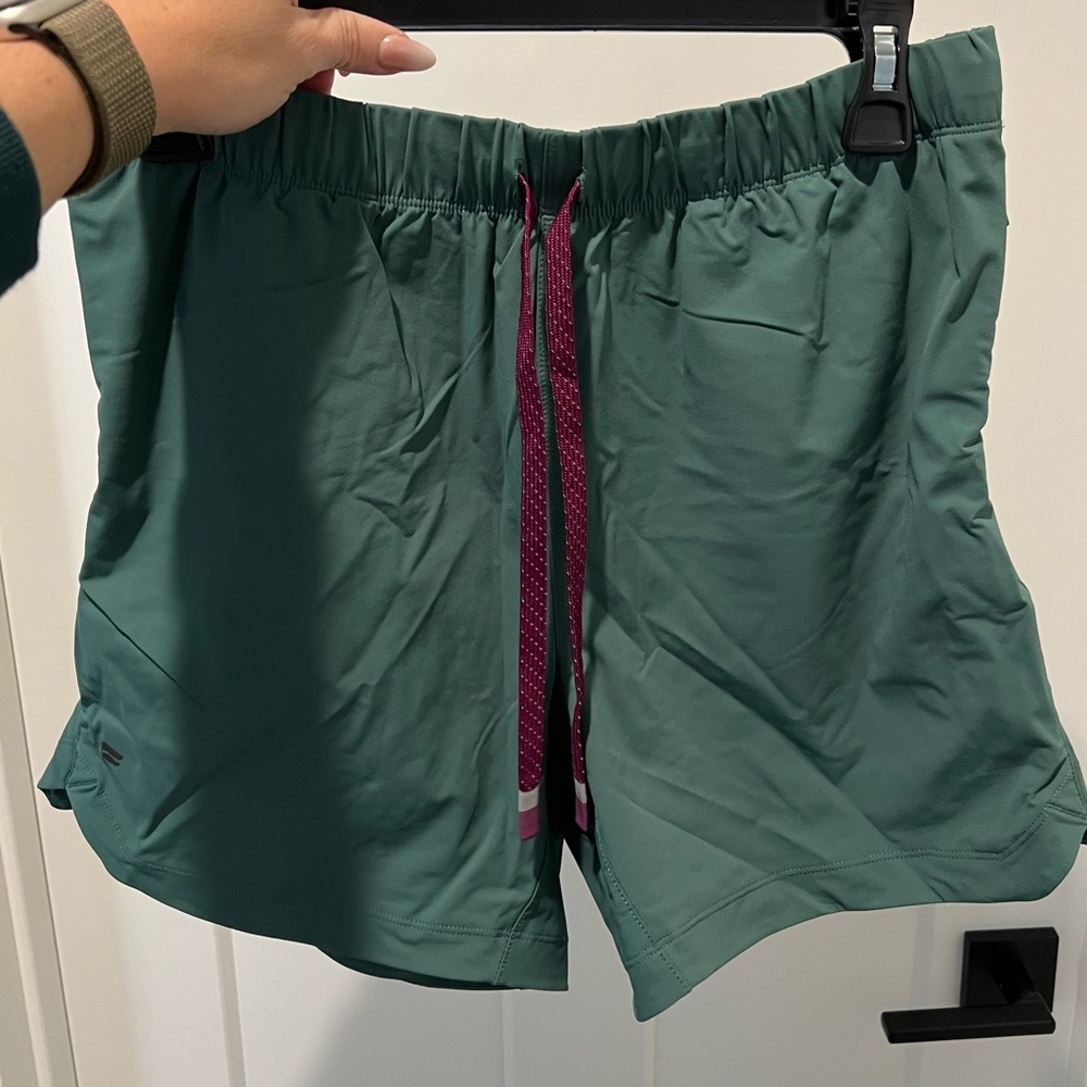 Fabletics The One Short 5”
Teal color
Size Medium